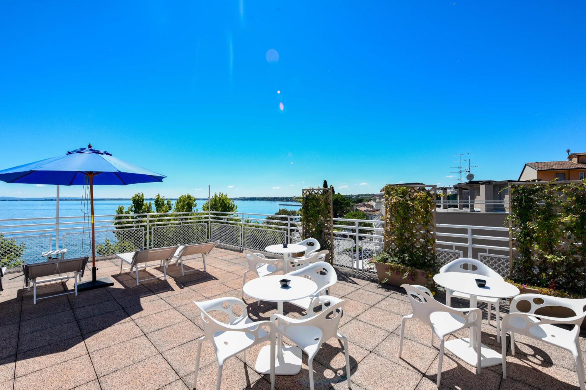 Hotel Aurora Desenzano del Garda Exterior photo